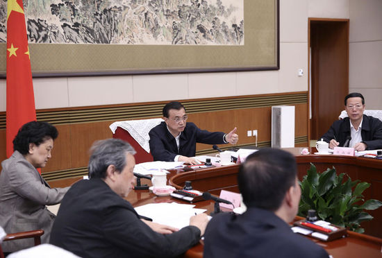 李克强：要通过市场化债转股逐步降低企业杠杆率