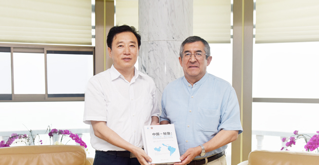 馆国庆日活动的相关事宜,集团总裁崔聚荣,副总裁王潜威接待了胡安一行